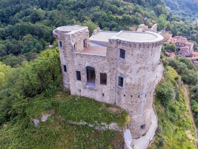 Casa Indipendente in Vendita a Calice al Cornoviglio, zona Castello di Madrignano, 95'000€, 300 m², arredato