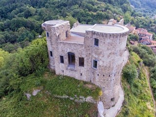 Casa Indipendente in Vendita a Calice al Cornoviglio, zona Castello di Madrignano, 95'000€, 300 m², arredato