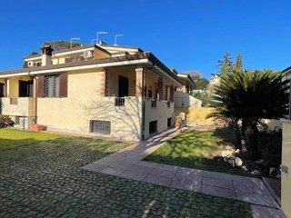 Villa bifamiliare in Vendita a Fiumicino, 380'000€, 200 m²