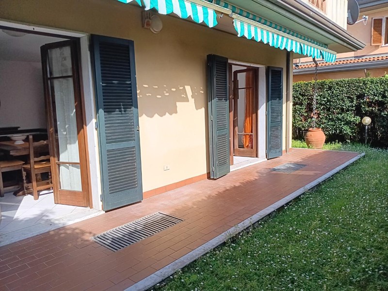 Villetta a schiera in Vendita a Massa, zona Marina di Massa, 350'000&euro;, 120 m², arredato