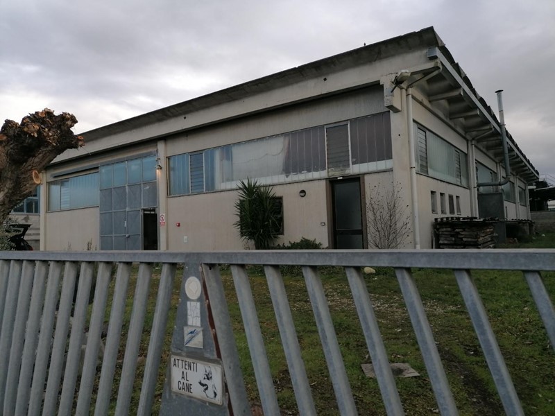 Capannone in Vendita a Ponsacco, 260'000€, 700 m²