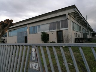 Capannone in Vendita a Ponsacco, 260'000€, 700 m²