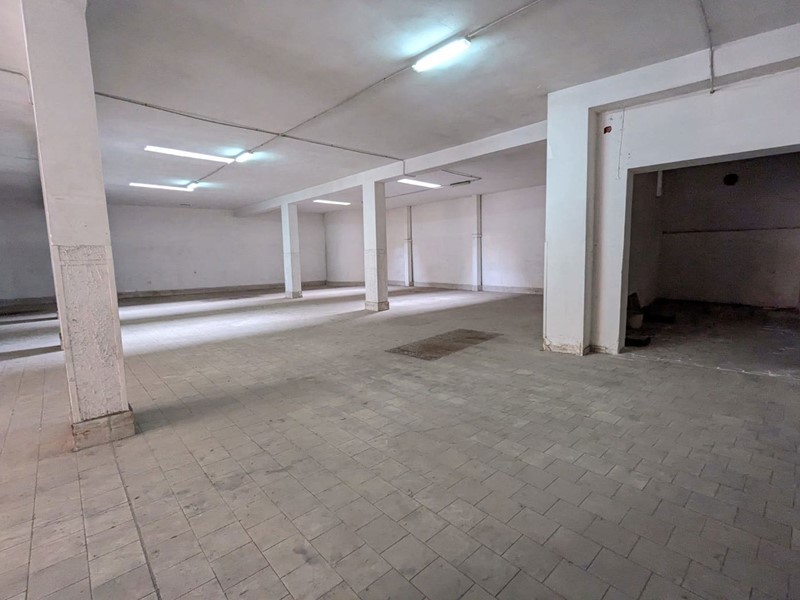 Magazzino in Affitto a Caivano, 1'000€, 421 m²