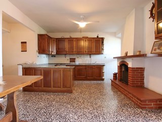 Casa Indipendente in Vendita a Lucca, 220'000€, 180 m², con Box