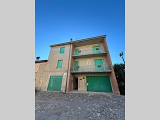 Casa Indipendente in Vendita a Varano de' Melegari, 340'000&euro;, 344 m²