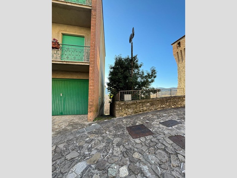 Appartamento in Vendita a Varano de' Melegari, 123'000€, 146 m²