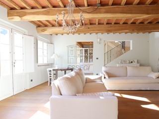 Casale in Vendita a Capannori, zona Sud, 700'000€, 350 m²