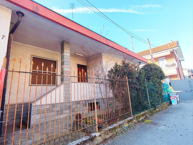 Casa Indipendente in Vendita a Orbassano, 300'000€, 136 m², con Box