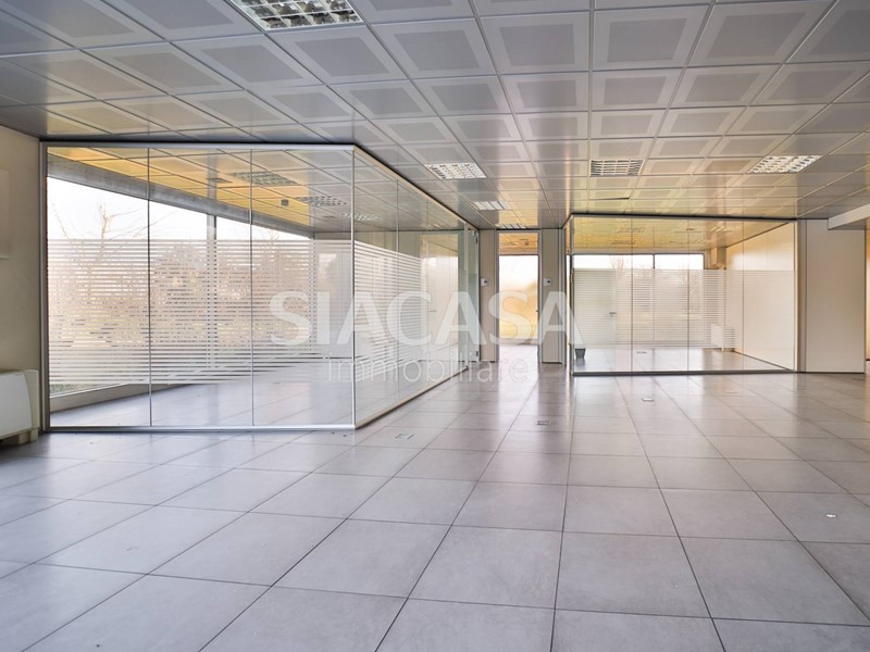 Ufficio in Affitto a Telgate, 3'583€, 860 m²