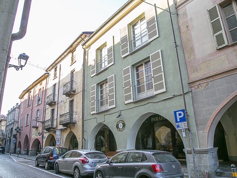 Appartamento in Vendita a Busca, zona Busca (cn), 300'000€, 400 m²