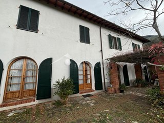 Villa bifamiliare in Vendita a San Giuliano Terme, 650'000€, 320 m², con Box