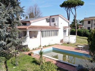 Villa in Vendita a Fiumicino, zona Aranova, 475'000€, 310 m², con Box