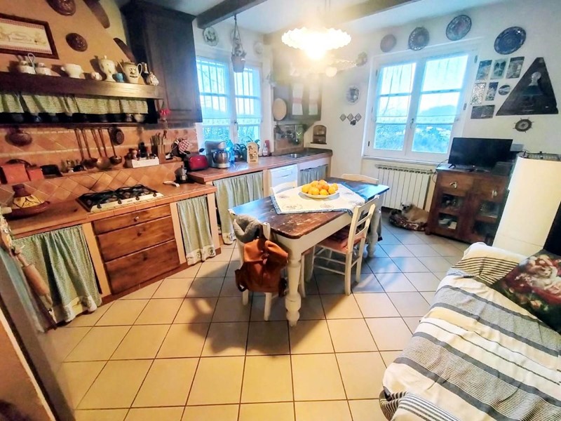 Villa bifamiliare in Vendita a Riccò del Golfo di Spezia, zona San Benedetto Vara, 298'000€, 200 m², arredato, con Box