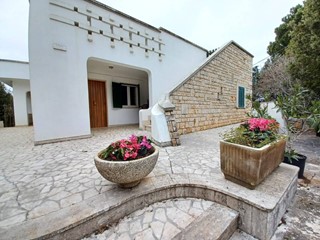Villa in Vendita a Monopoli, zona COLLINA, 285'000€, 164 m²