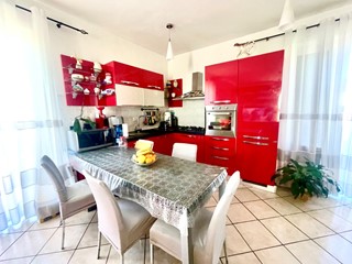 Appartamento in Vendita a Bolano, zona Ceparana, 150'000&euro;, 110 m²