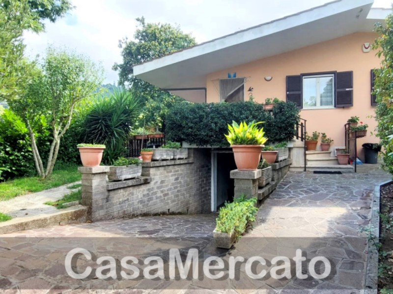 Appartamento in Vendita a Rocca di Papa, zona Barozze + Calcare, 290'000€, 170 m², con Box