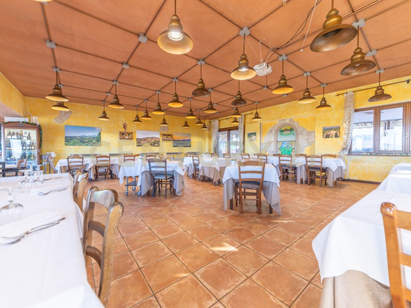Immobile commerciale in Vendita a Poggio Mirteto, 280'000&euro;, 309 m², arredato, con Box