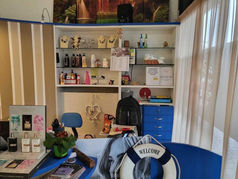 Attività commerciale in Vendita a Paderno Dugnano, 30'000€, 100 m², arredato