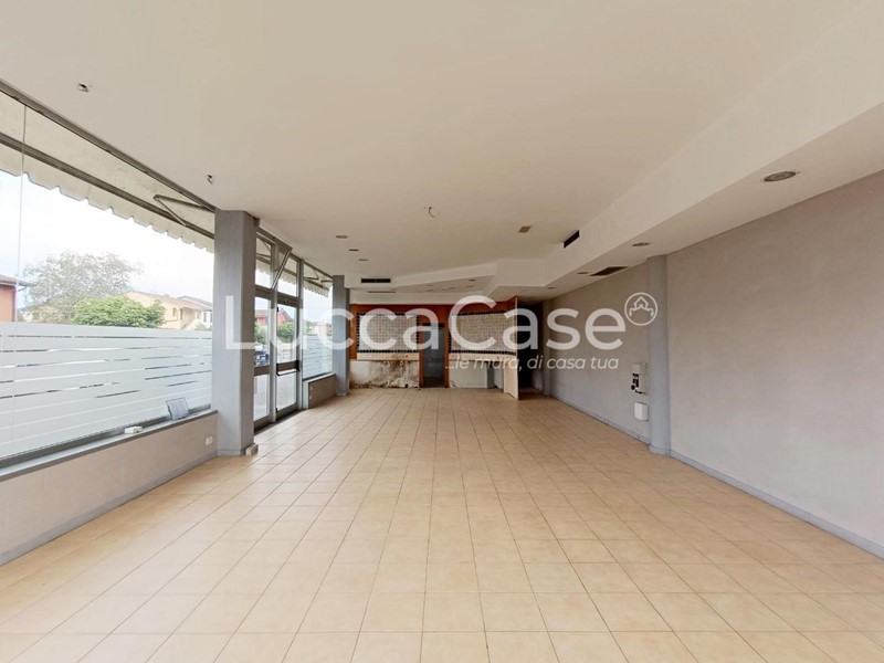 Immobile commerciale in Affitto a Porcari, 2'500€, 250 m²