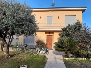 Villa in Vendita a Legnano, 330'000€, 335 m²
