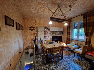 Appartamento in Vendita a Lucca, zona nozzano, 130'000€, 140 m²