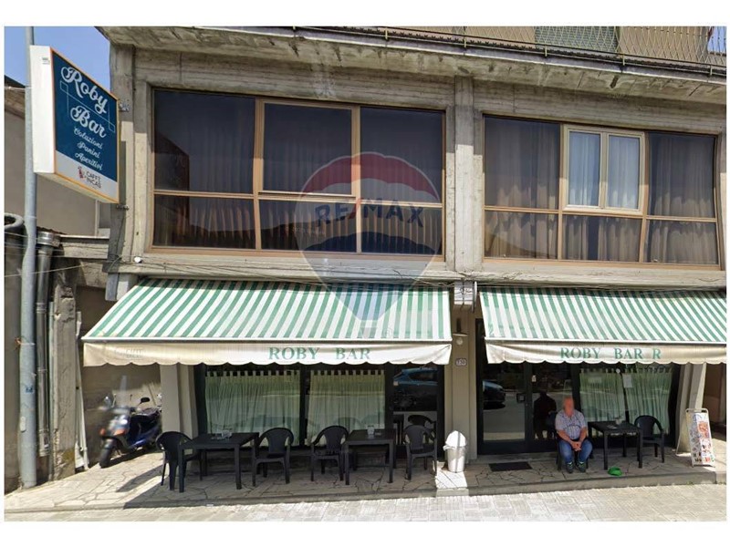 Immobile commerciale in Affitto a Barga, zona Fornaci di Barga, 1'200€, 100 m²