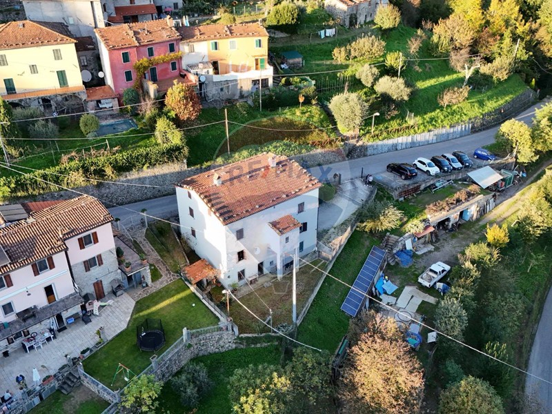 Villa in Vendita a Bagni di Lucca, zona San Cassiano di Cotroni, 279'000€, 313 m²
