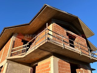 Villa bifamiliare in Vendita a Avezzano, 115'000€, 180 m²