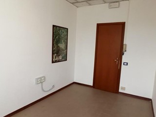 Ufficio in Affitto a Capannori, zona Guamo, 170€, 10 m²