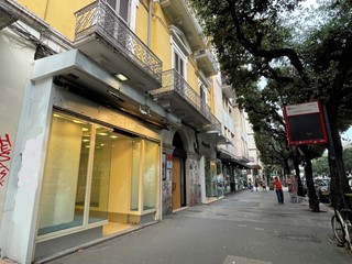 Negozio in Affitto a Bari, 2'500€, 85 m²