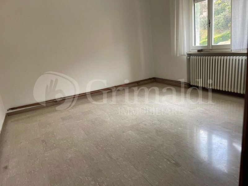 Casa Indipendente in Vendita a Rosora, 98'000€, 460 m²