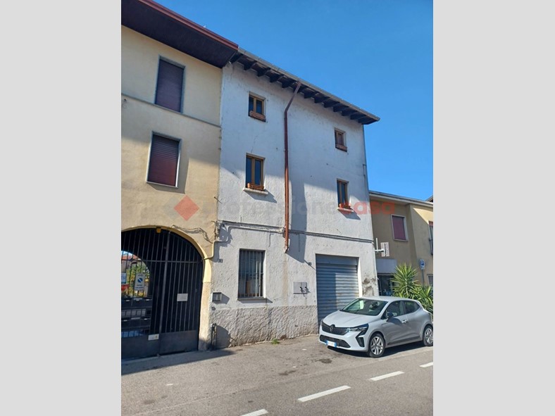 Trilocale in Vendita a Magnago, 50'000€, 100 m²