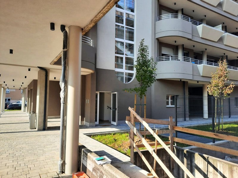 Negozio in Vendita a Gorla Minore, 155'000€, 129 m²