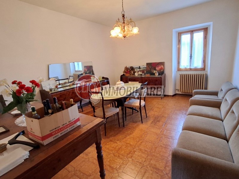 Casale in Vendita a Borgo San Lorenzo, 295'000€, 390 m²