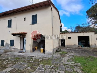 Casale in Vendita a Borgo San Lorenzo, 295'000€, 390 m²