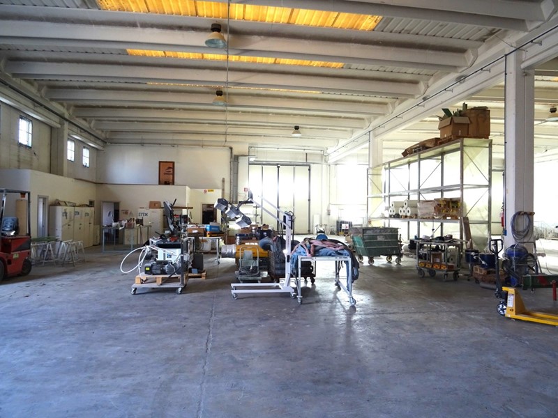 Capannone in Vendita a Monte Porzio, 540'000€, 1350 m²