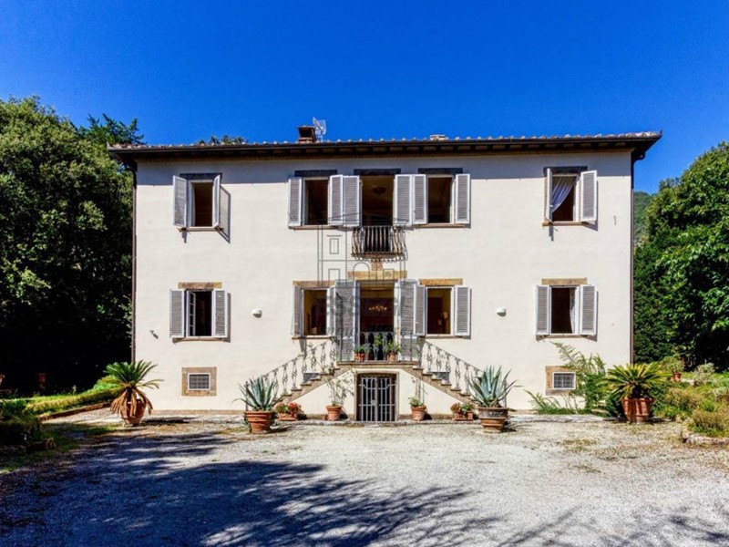 Villa in Vendita a Lucca, zona Sud, 2'800'000€, 930 m², con Box