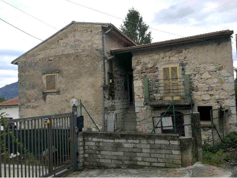 Casale in Vendita a Cervaro, zona Foresta, 41'000€, 120 m²