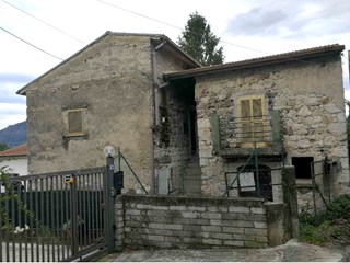 Casale in Vendita a Cervaro, zona Foresta, 41'000€, 120 m²