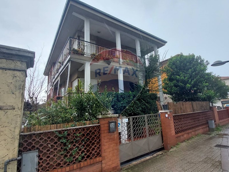Casa Indipendente in Vendita a Campiglia Marittima, zona Venturina, 295'000€, 240 m²