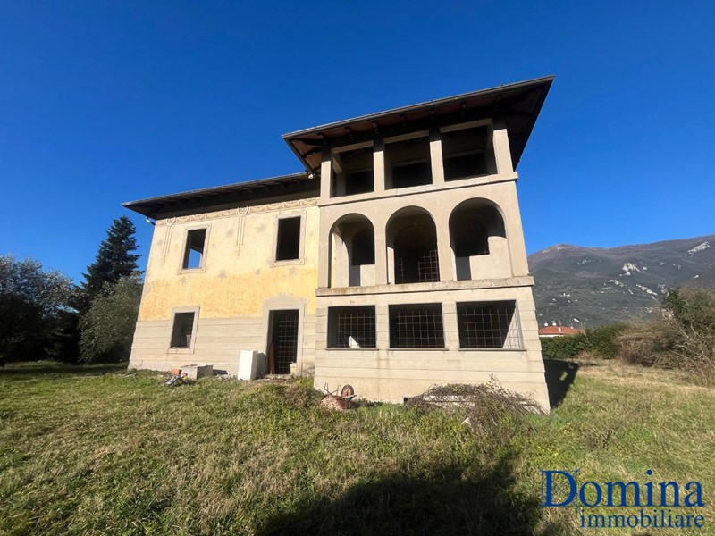 Villa in Vendita a Camaiore, 600'000&euro;, 280 m²