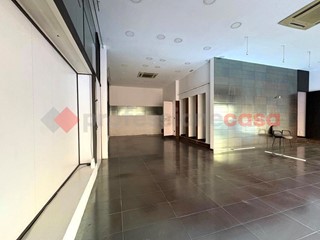 Negozio in Affitto a Terracina, 1'300€, 90 m²