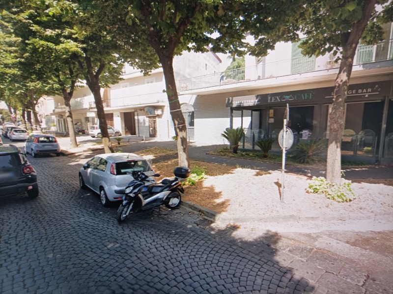 Negozio in Affitto a Aversa, 1'800&euro;, 100 m²