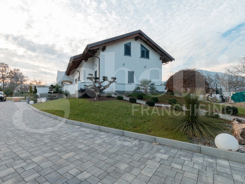 Villa bifamiliare in Vendita a Frossasco, 890'000€, 420 m²