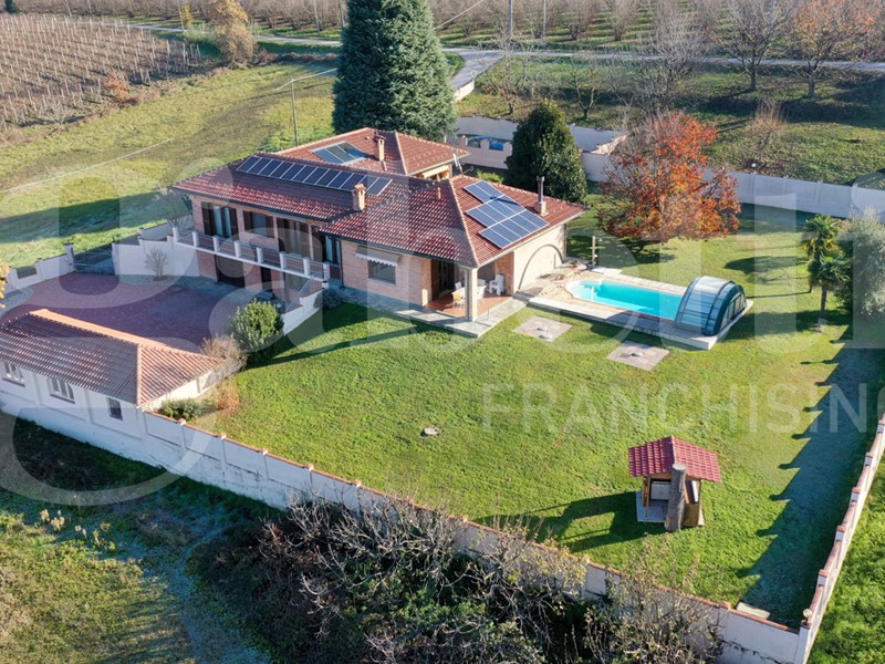 Villa in Vendita a La Morra, 250 m², arredato