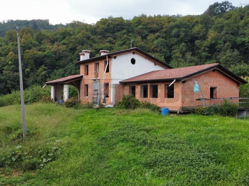 Villa in Vendita a Chiampo, 320'000€, 500 m²