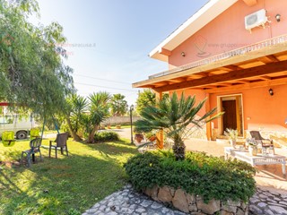 Casa Indipendente in Vendita a Siracusa, zona Belvedere CittÃ  Giardino, 590'000&euro;, 260 m², con Box