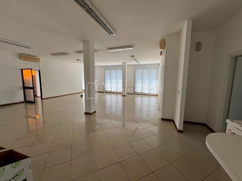 Ufficio in Affitto a Pisa, zona Ospedaletto, 3'500€, 335 m²