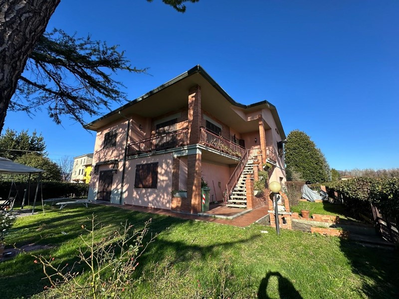 Villa in Vendita a Lucca, zona San Donato, 420'000€, 280 m², con Box