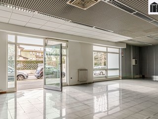 Attività commerciale in Vendita a Santa Croce sull'Arno, 230'000€, 400 m²